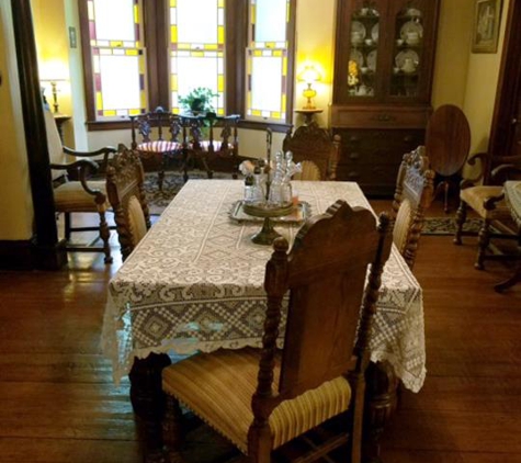 White Lions Bed And Breakfast - Winterset, IA