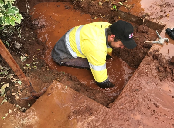 Flanagan's Plumbing Service - East Toowoomba, QLD. We fix burst water mains - as muddy as they may be!