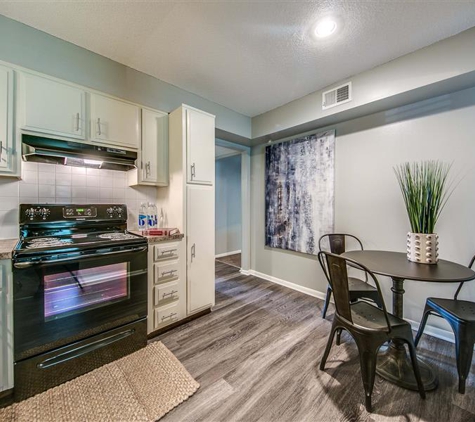 London House Apartments - Lenexa, KS