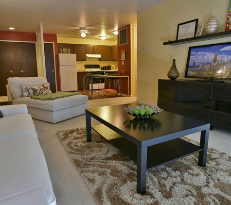 Grand Bend Club Apartments - Grand Blanc, MI