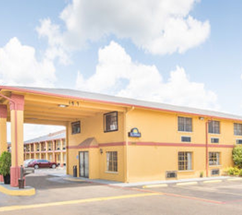 Days Inn & Suites by Wyndham Marshall - Marshall, TX