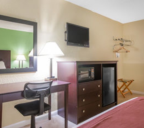 Rodeway Inn & Suites Fort Lauderdale Airport & Port Everglades Cruise Port Hotel - Fort Lauderdale, FL