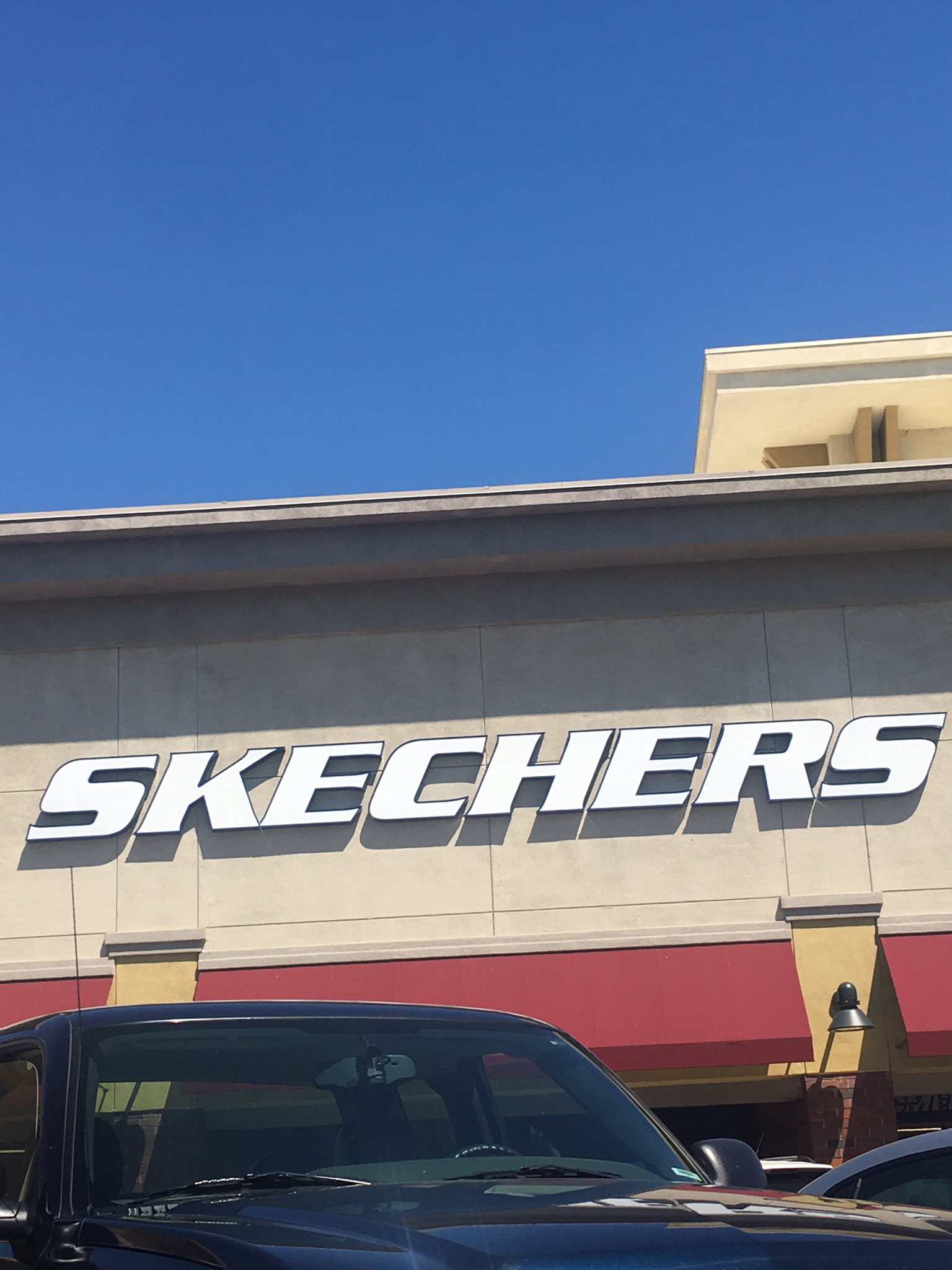 Skechers fair sales oaks mall