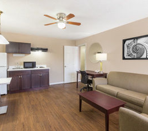 Super 8 by Wyndham Ellenton Bradenton Area - Ellenton, FL