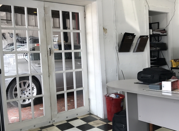 Southalls Auto Werks - Portsmouth, VA. Inside the waiting area. Air conditioning and a view of my car being worked on. Nice to be in a shop that isn't hiding anything !