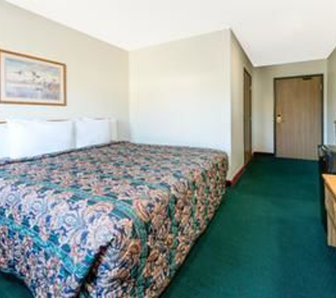 Super 8 by Wyndham Warrenton - Warrenton, MO