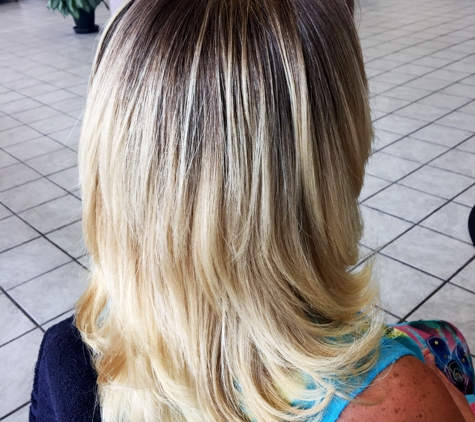 Marilyn's Hair Salon - Saint Petersburg, FL