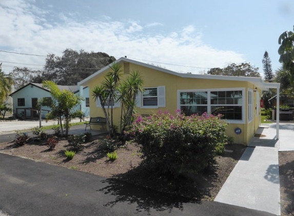 Englewood Bay Motel & Apartments - Englewood, FL