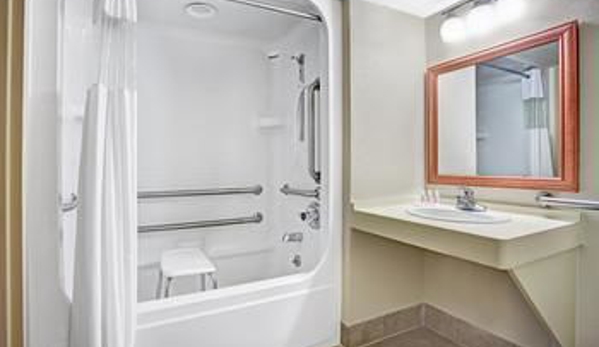 Travelodge by Wyndham Iowa City - Iowa City, IA