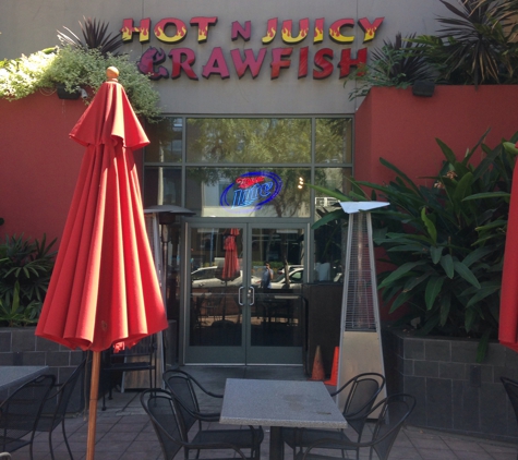 Hot N Juicy Crawfish - West Hollywood, CA. Outside eating area