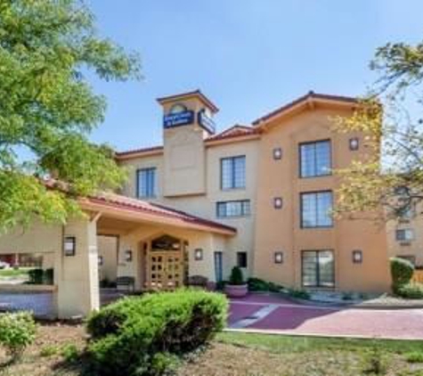 Days Inn & Suites by Wyndham Arlington Heights - Arlington Heights, IL