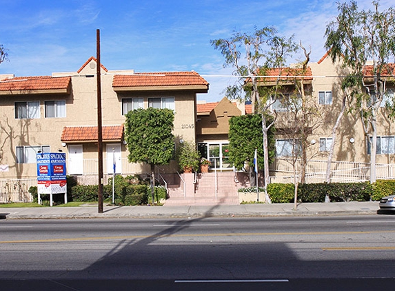 Canoga Courtyard Apartments - Canoga Park, CA