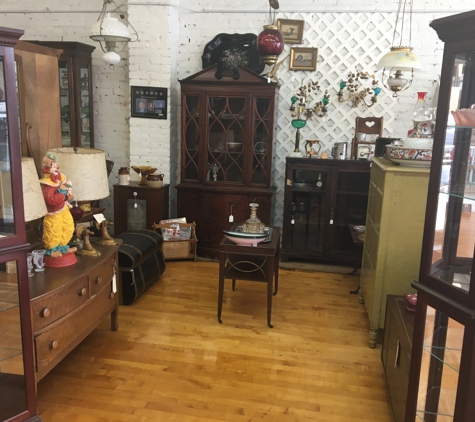 A2Z Antiques Collectibles & Sportscards - Appomattox, VA