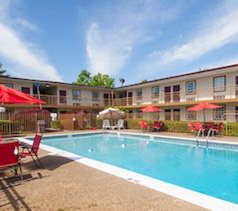 Red Roof Inn - Knoxville, TN