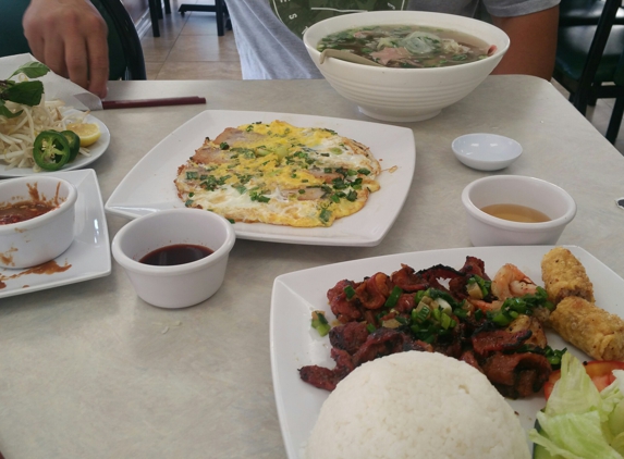 New Pho Saigon Noodle and Grill Restaurant - Milpitas, CA. Yummy!