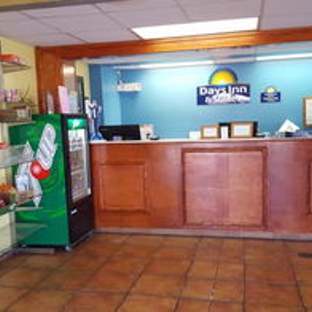 Days Inn & Suites by Wyndham Davenport - Davenport, FL