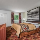 Super 8 by Wyndham Fayetteville - Motels