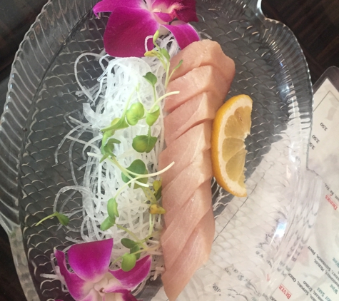 Sumo Sushi - Roseville, CA. Fresh, beautifully presented yellow tail!