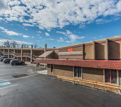 Econo Lodge - Hermitage, PA