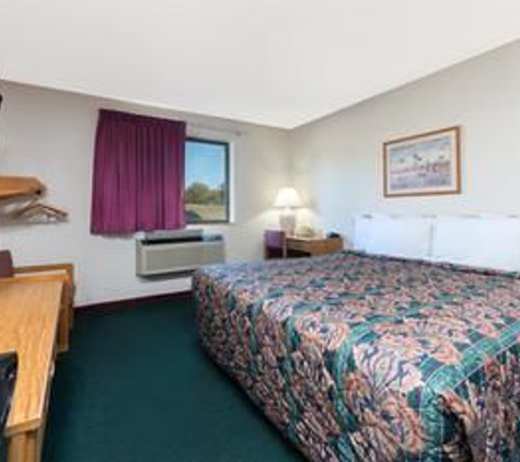 Super 8 by Wyndham Warrenton - Warrenton, MO