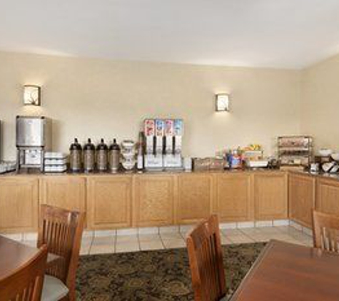 Country Inns & Suites - Moline, IL