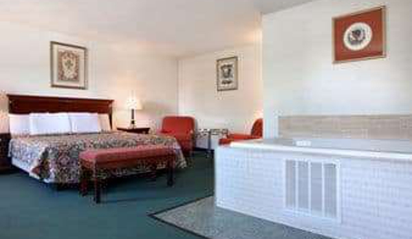 Travelodge by Wyndham Waukegan Gurnee - Waukegan, IL