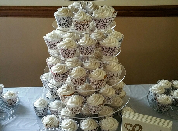 Bill & Dave's Smokin' Pit - Tell City, IN. Cup cake wedding tree. The banana cupcakes and chocolate cupcakes were especially good. Love the little bride and groom cup cakes.