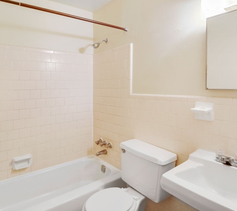 Colonial Heights Apartments - Colonial Heights, VA. Bathroom