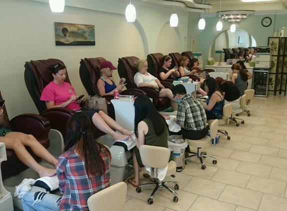 Modern Nails Spa - Mount Pleasant, SC. Busy day when I checked  in