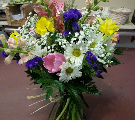 Colonial Flower Shop - New Paltz, NY. A beautiful Spring Flower vase ready bouquet ready to go into your own vase.