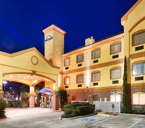 Days Inn & Suites by Wyndham Sam Houston Tollway - Houston, TX