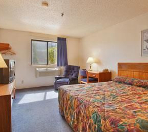 Super 8 by Wyndham Lewiston Auburn Area - Lewiston, ME