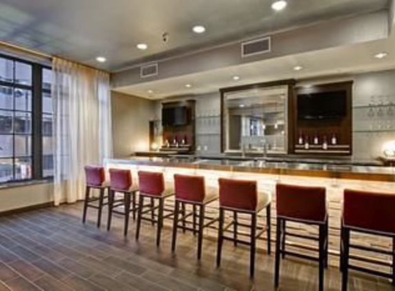 Hampton Inn & Suites Cincinnati-Downtown - Cincinnati, OH