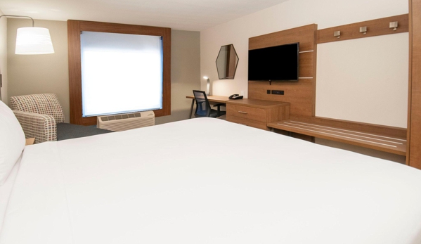 Holiday Inn Express & Suites Dallas-North Tollway (N Plano) - Plano, TX