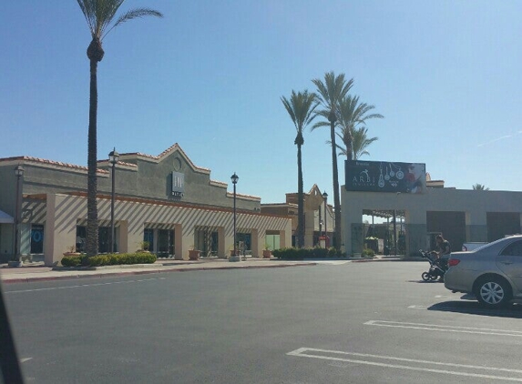 Lake Elsinore Outlets - Lake Elsinore, CA