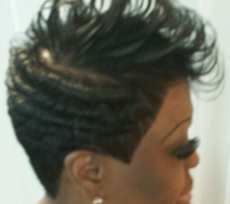 Nichelle Stylz - Jacksonville, FL. Tapered look w/ awesome cutting edge!