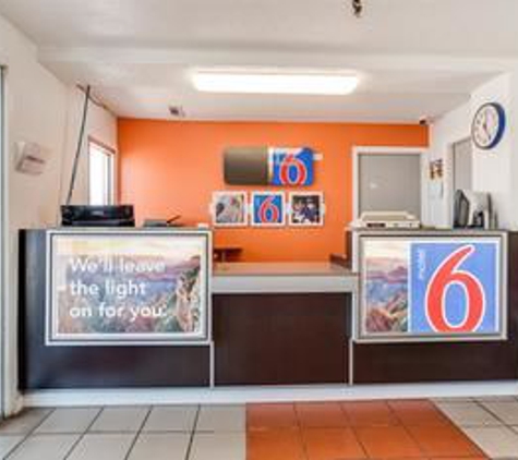 Motel 6 - Fayetteville, AR