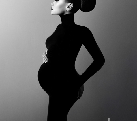 Le Studio NYC Manhattan - New York, NY. Embrace the magic of pregnancy and the beauty of motherhood through Lea Cartier's skilled maternity photography at Le Studio NYC, Brooklyn.