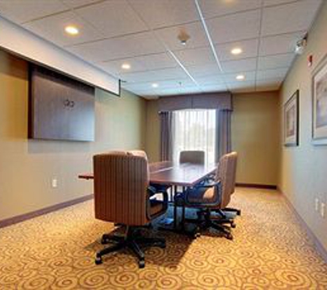 Hampton Inn & Suites West Bend - West Bend, WI