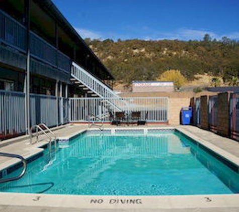 Lake Point Lodge - Clearlake Oaks, CA