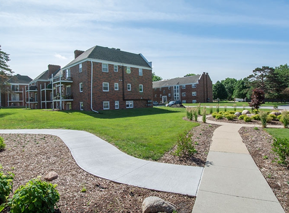 The Club at Washington Heights Apartments - West Des Moines, IA