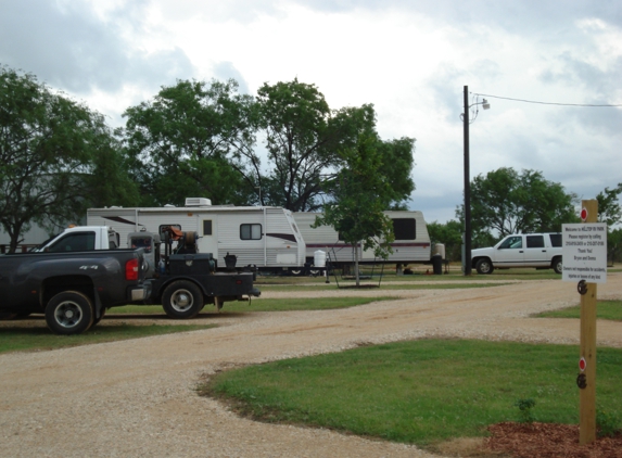 Hilltop RV Park - Pleasanton, TX