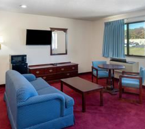 Super 8 by Wyndham Warrenton - Warrenton, MO