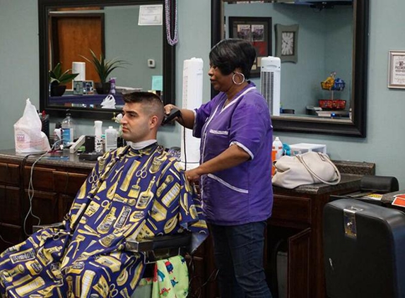 Mona Lisa's Barbershop - Clarksville, TN