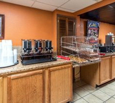 Pigeon Forge Inn and Suites - Pigeon Forge, TN