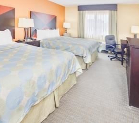 Days Inn & Suites by Wyndham Russellville - Russellville, AR