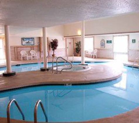 Baymont Inn & Suites - Mequon, WI