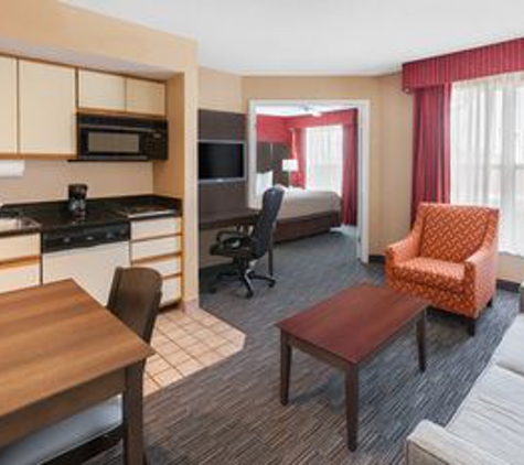 Hawthorn Suites by Wyndham Detroit Warren - Warren, MI