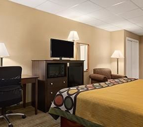 Super 8 by Wyndham Gainesville TX - Gainesville, TX