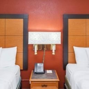 Days Inn & Suites by Wyndham Schaumburg - Schaumburg, IL